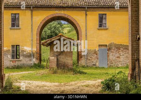 Alten verlassenen Bauernhaus in Schutt und Asche Stockfoto