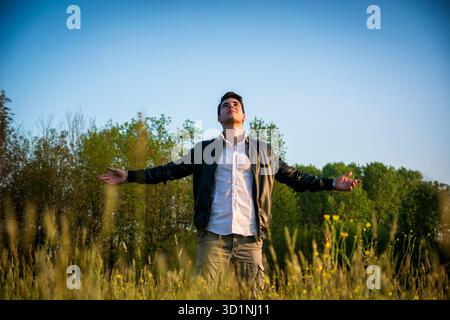 Junger Mann, der Natur und Freiheit feiert Stockfoto