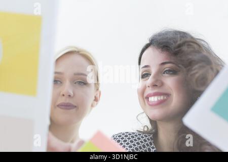 Coworking-Prozess, Designer-Team arbeitet modernes Büro. Foto junge kreative Manager zeigt neue Startprojekt Stockfoto