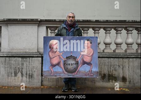 London, Großbritannien. Oktober 2025. 29. Oktober 2025, London, Großbritannien. Der politische Satirekünstler Kaya Mar hält sein Gemälde des US-Präsidenten Donald Trump und des chinesischen Präsidenten Xi Jinping vor der Downing Street vor den Fragen des Premierministers im parlament. Quelle: Zeynep Demir Aslim/Alamy Live News Stockfoto