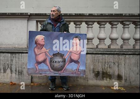 London, Großbritannien. Oktober 2025. 29. Oktober 2025, London, Großbritannien. Der politische Satirekünstler Kaya Mar hält sein Gemälde des US-Präsidenten Donald Trump und des chinesischen Präsidenten Xi Jinping vor der Downing Street vor den Fragen des Premierministers im parlament. Quelle: Zeynep Demir Aslim/Alamy Live News Stockfoto