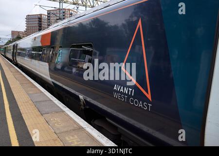 Nahaufnahme eines Avanti West Coast Zuges auf dem Bahnsteig an der Watford Junction Station, bereit zur Abfahrt. Stockfoto