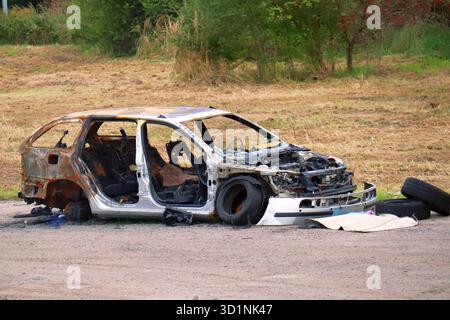 Schwere Verbrennung und Zerstörung eines Autounfalls nach einem verheerenden Brand Stockfoto