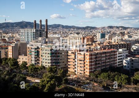 Große Aufnahme von mediterraner Stadtarchitektur und Wohnblöcken vor dem Hintergrund der Berge. Barcelona Spanien 15.03.2024 Stockfoto