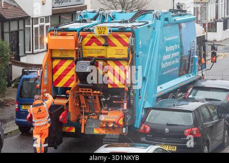 Southend on Sea, Essex, Großbritannien. Oktober 2025. Das Abfallunternehmen Suez gewann eine Ausschreibung für die Abfallsammlung durch Southend on Sea City Council, die diese Woche trotz Beschwerden von Anwohnern begonnen hat. Anstelle von Taschen hat jedes Haus in der dicht besiedelten Gegend drei große Mülltonnen erhalten: Einen allgemeinen Abfall und zwei Arten von Recycling sowie Lebensmittelabfallbehälter, die einen Großteil der Fassade lokaler Immobilien einnehmen, von denen viele in mehrere Wohnungen und HMOs umgebaut wurden. Mit Parkplätzen auch bei einer Premium-Kategorie sind die Bewohner mit dem Platzverlust nicht zufrieden Stockfoto