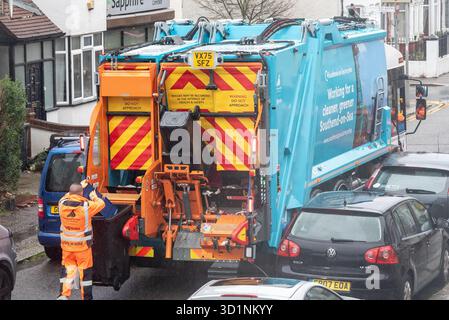 Southend on Sea, Essex, Großbritannien. Oktober 2025. Das Abfallunternehmen Suez gewann eine Ausschreibung für die Abfallsammlung durch Southend on Sea City Council, die diese Woche trotz Beschwerden von Anwohnern begonnen hat. Anstelle von Taschen hat jedes Haus in der dicht besiedelten Gegend drei große Mülltonnen erhalten: Einen allgemeinen Abfall und zwei Arten von Recycling sowie Lebensmittelabfallbehälter, die einen Großteil der Fassade lokaler Immobilien einnehmen, von denen viele in mehrere Wohnungen und HMOs umgebaut wurden. Mit Parkplätzen auch bei einer Premium-Kategorie sind die Bewohner mit dem Platzverlust nicht zufrieden Stockfoto
