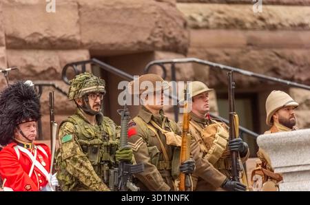 Toronto Ontario, Kanada – 11. November 2024: Eine Gruppe von Soldaten, die ihre Waffen bei der Zeremonie zum Gedenktag in Toronto bewachen. Stockfoto
