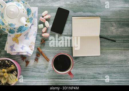 Foto leeres Buchcover auf strukturierte Holz Hintergrund mit Kap Kaffee Stockfoto