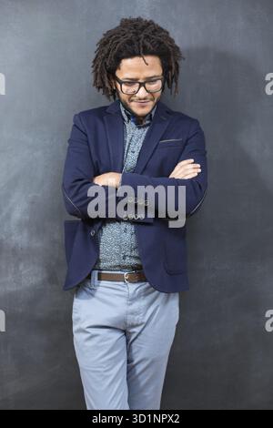 Afrikanischer Mann im Anzug im Studio erschossen Stockfoto
