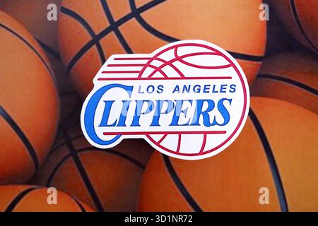 KIEW, UKRAINE - 23. FEBRUAR 2025 das Abzeichen des Basketballteams Los Angeles Clippers liegt auf dem Hintergrund-Banner für Basketballbälle Stockfoto