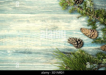 Tannenzweig auf gebeiztem Eichentisch von oben, Vintage-Ton Stockfoto