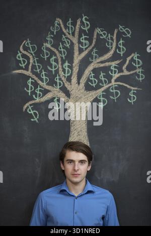 Gießkanne und Geldbaum gezeichnet auf einer Tafel-Konzept für Investitionen, Einsparungen und machen Geld Stockfoto