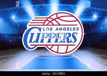 KIEW, UKRAINE - 23. FEBRUAR 2025 das Abzeichen des Basketballteams Los Angeles Clippers liegt auf dem Hintergrund-Banner des Basketballstadions Stockfoto