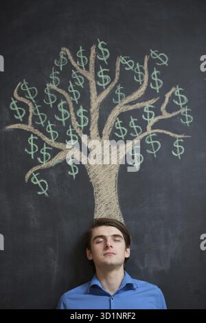 Gießkanne und Geldbaum gezeichnet auf einer Tafel-Konzept für Investitionen, Einsparungen und machen Geld Stockfoto