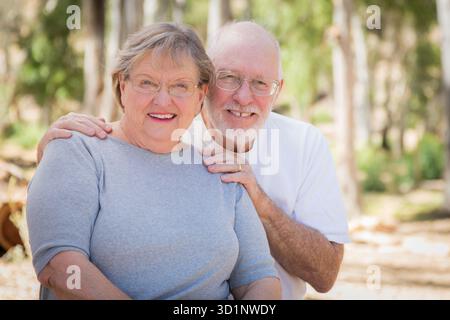 Glückliches Seniorenpaar Porträt Draußen Stockfoto