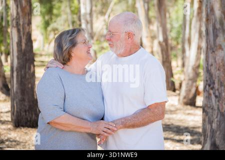 Glückliches Seniorenpaar Porträt Draußen Stockfoto