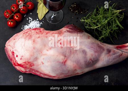 Rohe Lammkeule Stockfoto