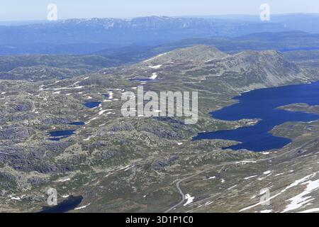 Blick vom Berg Gaustatoppen am sonnigen Sommertag, Telemark, Norwegen Stockfoto