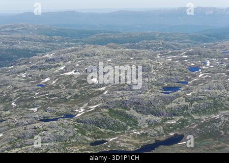Blick vom Berg Gaustatoppen am sonnigen Sommertag Stockfoto