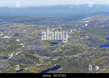 Blick vom Berg Gaustatoppen am sonnigen Sommertag, Telemark, Norwegen Stockfoto