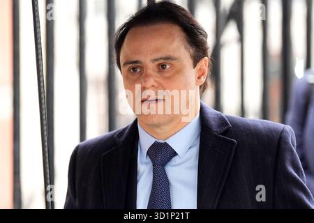 Der brasilianische Formel-1-Pilot Felipe Massa vor den Royal Courts of Justice in London, wo er bei der Weltmeisterschaft 2008 rechtliche Schritte gegen die Formel 1 Management Limited, die FIA und Bernie Ecclestone einleitet, bei der er nach dem Crashgate-Skandal beim Grand Prix von Singapur einen einzigen Punkt gegen Lewis Hamilton verlor. Bilddatum: Mittwoch, 29. Oktober 2025. Stockfoto