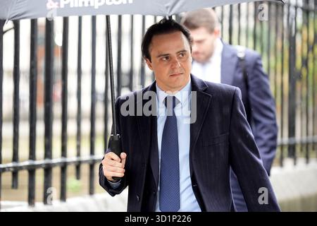 Der brasilianische Formel-1-Pilot Felipe Massa vor den Royal Courts of Justice in London, wo er bei der Weltmeisterschaft 2008 rechtliche Schritte gegen die Formel 1 Management Limited, die FIA und Bernie Ecclestone einleitet, bei der er nach dem Crashgate-Skandal beim Grand Prix von Singapur einen einzigen Punkt gegen Lewis Hamilton verlor. Bilddatum: Mittwoch, 29. Oktober 2025. Stockfoto