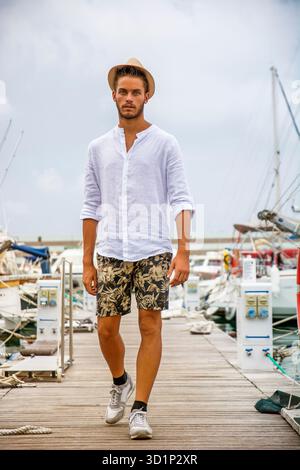 Hübscher junger Mann mit Hut Stockfoto