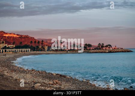 Menton, Frankreich - 6. Januar 2024: Abendlicher Blick auf die Stadt Menton und ihre Küstenregion Stockfoto