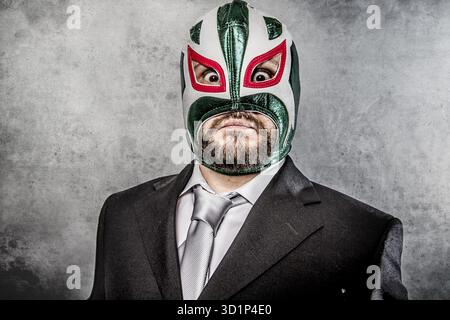 Geschäftsmann wütend auf mexikanische Wrestler Maske Stockfoto