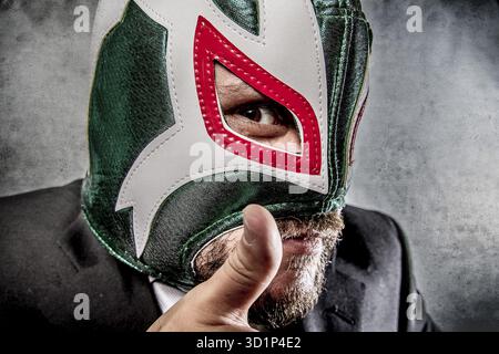 Wütender Geschäftsmann mit mexikanischer Wrestlermaske Stockfoto
