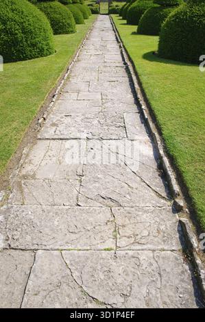 Steinallee im formellen englischen Garten, Devon, Großbritannien Stockfoto