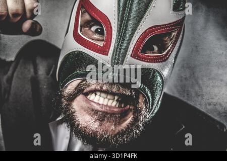 Geschäftsmann wütend auf mexikanische Wrestler Maske Stockfoto