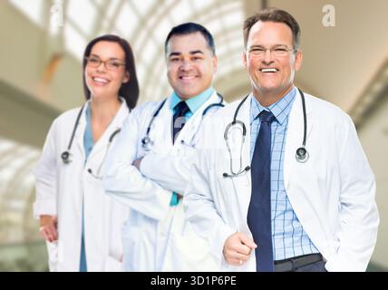 Gruppe von Ärzten oder Krankenschwestern im Krankenhausgebäude Stockfoto