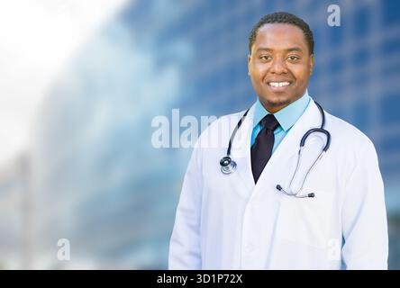 Afroamerikaner männlicher Arzt vor dem Krankenhausgebäude Stockfoto