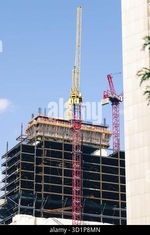 Kräne vor klarem blauem Himmel bauen Stockfoto