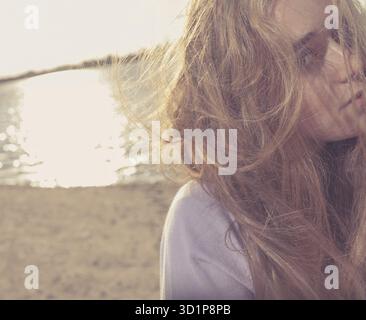 Blonde Frauen färbten ein halbes Gesicht Stockfoto