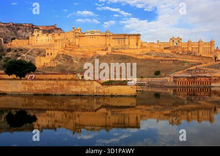 Amber Fort widerspiegelt im Maota See in der Nähe von Jaipur, Rajasthan, Indien. Amber Fort ist die wichtigste touristische Attraktion in der Umgebung von Jaipur. Stockfoto