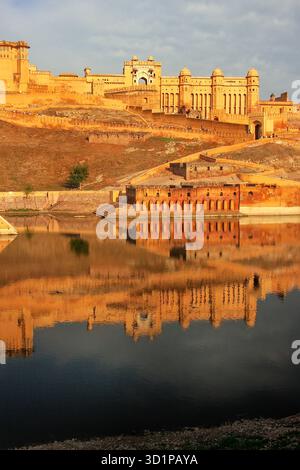 Amber Fort widerspiegelt im Maota See in der Nähe von Jaipur, Rajasthan, Indien. Amber Fort ist die wichtigste touristische Attraktion in der Umgebung von Jaipur. Stockfoto