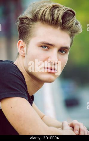 Profil-Bild von attraktiven blonden jungen Mann in der Stadt Stockfoto
