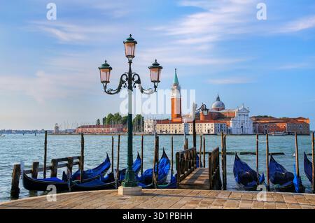 Gondeln liegen in der Nähe des Markusplatzes gegenüber der Insel San Giorgio Maggiore in Venedig, Italien Stockfoto