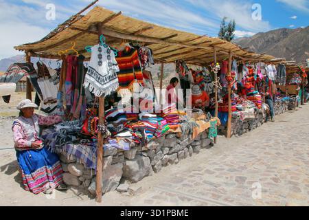 Souvenirmarkt im Dorf Maca im Colca Canyon, Peru Stockfoto