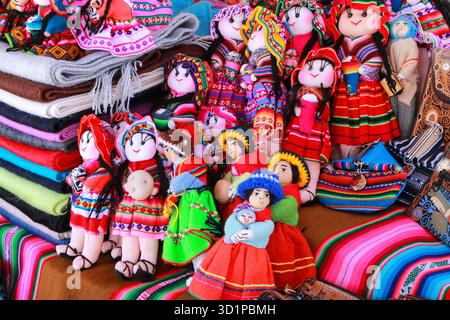 Ausstellung traditioneller Souvenirs auf dem Markt im Dorf Maca, Colca Canyon, Peru Stockfoto