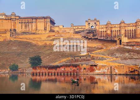 Amber Fort widerspiegelt im Maota See in der Nähe von Jaipur, Rajasthan, Indien. Amber Fort ist die wichtigste touristische Attraktion in der Umgebung von Jaipur. Stockfoto