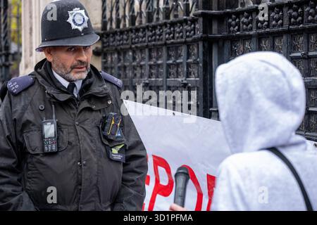 London, Großbritannien. Oktober 2025. Kleine Anti-Einwanderungsproteste vor dem Eingang des House of Commons London UK Credit: Ian Davidson/Alamy Live News Stockfoto