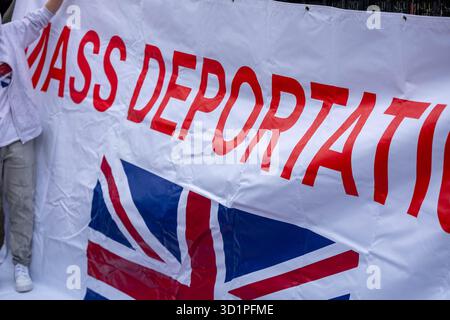 London, Großbritannien. Oktober 2025. Kleine Anti-Einwanderungsproteste vor dem Eingang des House of Commons London UK Credit: Ian Davidson/Alamy Live News Stockfoto