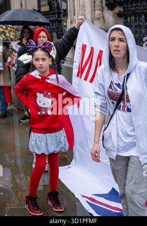 London, Großbritannien. Oktober 2025. Kleine Anti-Einwanderungsproteste vor dem Eingang des House of Commons London UK Credit: Ian Davidson/Alamy Live News Stockfoto