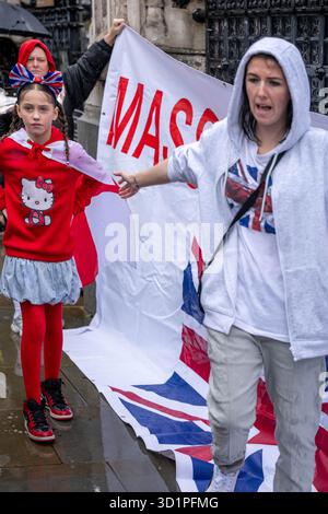 London, Großbritannien. Oktober 2025. Kleine Anti-Einwanderungsproteste vor dem Eingang des House of Commons London UK Credit: Ian Davidson/Alamy Live News Stockfoto