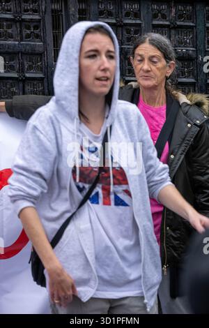 London, Großbritannien. Oktober 2025. Kleine Anti-Einwanderungsproteste vor dem Eingang des House of Commons London UK Credit: Ian Davidson/Alamy Live News Stockfoto