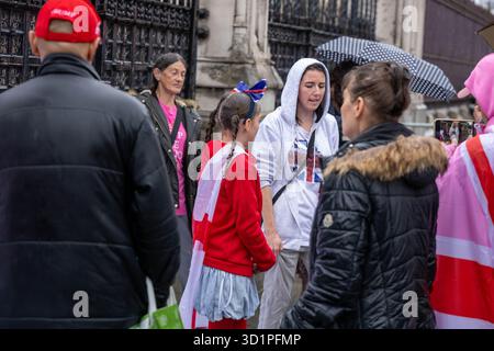 London, Großbritannien. Oktober 2025. Kleine Anti-Einwanderungsproteste vor dem Eingang des House of Commons London UK Credit: Ian Davidson/Alamy Live News Stockfoto