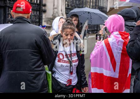 London, Großbritannien. Oktober 2025. Kleine Anti-Einwanderungsproteste vor dem Eingang des House of Commons London UK Credit: Ian Davidson/Alamy Live News Stockfoto